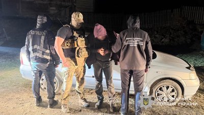 Від 7 до 12 тис. доларів за переправлення через кордон: на Закарпатті затримали п'ятьох підозрюваних Від 7 до 12 тис. доларів за переправлення через кордон: на Закарпатті затримали п'ятьох підозрюваних