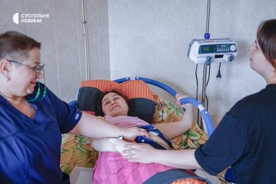 Настя з подругою і лікаркою-акушеркою перед пологами у лікарняній палаті Настя з подругою і лікаркою-акушеркою перед пологами у лікарняній палаті