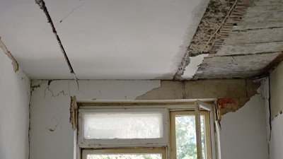 Стеля у пошкодженій квартирі на третьому поверсі Стеля у пошкодженій квартирі на третьому поверсі