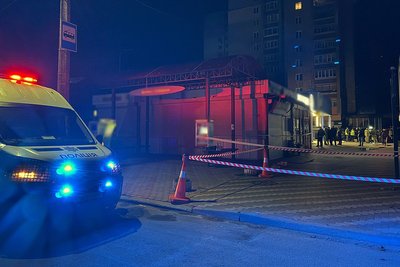 У Житомирі біля супермаркету стався вибух, травмовано шістьох людей У Житомирі біля супермаркету стався вибух, травмовано шістьох людей