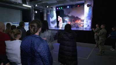 Актор Євген Авдєєнко грає моновиставу "Ненароджені для війни" у Харкові Актор Євген Авдєєнко грає моновиставу "Ненароджені для війни" у Харкові