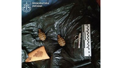 Збув гранати та автомат Калашнікова: жителю Ніжинщини повідомили про підозру Збув гранати та автомат Калашнікова: жителю Ніжинщини повідомили про підозру
