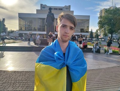«Повернути Федорова»: у Луцьку розпочали безстроковий мітинг проти відставки глави Міноборони «Повернути Федорова»: у Луцьку розпочали безстроковий мітинг проти відставки глави Міноборони
