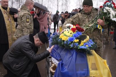 "Тут немає їхніх матерів — ми повинні були прийти": у Чернівцях поховали сімох невпізнаних бійців "Тут немає їхніх матерів — ми повинні були прийти": у Чернівцях поховали сімох невпізнаних бійців