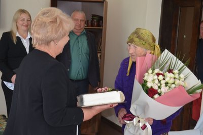 Довгожительку привітали з днем народження. Сторіччя. Текла Дроздовська.Білобожницька громада. Тернопільщина,червень 025 Довгожительку привітали з днем народження. Сторіччя. Текла Дроздовська.Білобожницька громада. Тернопільщина,червень 025