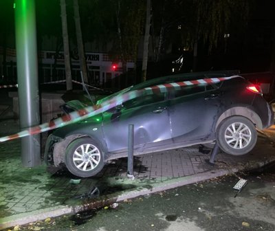 У Кропивницькому легковик наїхав на відбійник: травмувалися водій і 16-річна пасажирка У Кропивницькому легковик наїхав на відбійник: травмувалися водій і 16-річна пасажирка