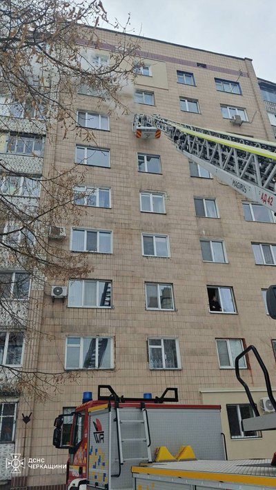 У Черкасах під час пожежі у багатоповерхівці врятували чоловіка У Черкасах під час пожежі у багатоповерхівці врятували чоловіка