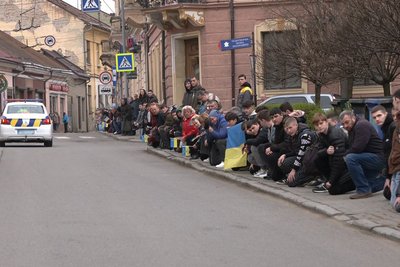 Зустріч кортежу загиблого військового у Чернівцях Зустріч кортежу загиблого військового у Чернівцях