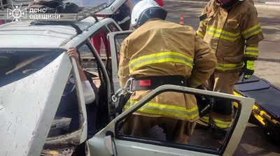 На Одещині автівка в'їхала в електроопору