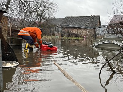 У місті на Волині підтопило присадибні ділянки. Рятувальники відкачують воду