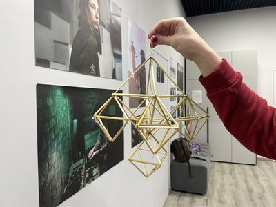 У Полтаві напередодні Різдва за донат на Сили оборони плели солом’яних "павуків" У Полтаві напередодні Різдва за донат на Сили оборони плели солом’яних "павуків"