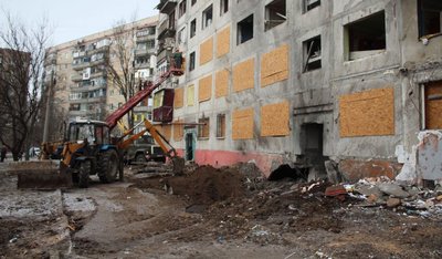 Комунальники ліквідують наслідки обстрілу Дружківки 5 лютого. Фото: Дружківська МВА/Telegram