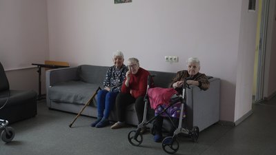 Надають медичну допомогу та психологічну підтримку: до Вінницького обласного пансіонату евакуюють жителів Херсонщини Надають медичну допомогу та психологічну підтримку: до Вінницького обласного пансіонату евакуюють жителів Херсонщини