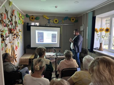 Вчитель проводить заняття з користування тлфоном Вчитель проводить заняття з користування тлфоном