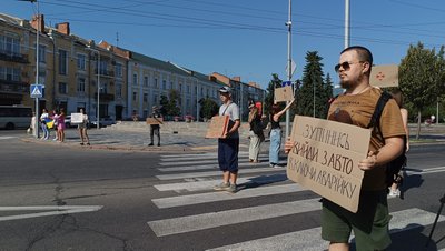 "Пам’ятати, якою ціною": у Полтаві влаштували акцію-нагадування про хвилину мовчання "Пам’ятати, якою ціною": у Полтаві влаштували акцію-нагадування про хвилину мовчання