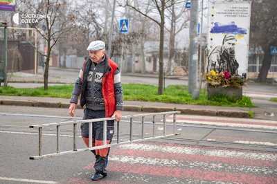Витрачає свою пенсію: житель Одеси виготовляє меморіали загиблим військовим за власні кошти Витрачає свою пенсію: житель Одеси виготовляє меморіали загиблим військовим за власні кошти
