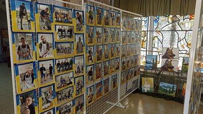 У Тернополі відкрили виставку картин поранених бійців "Воїни Світа" У Тернополі відкрили виставку картин поранених бійців "Воїни Світа"