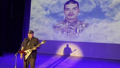 Музикант-гітарист Олександр Ролдугін, батько загиблого військового Євгенія Ролдугіна Музикант-гітарист Олександр Ролдугін, батько загиблого військового Євгенія Ролдугіна