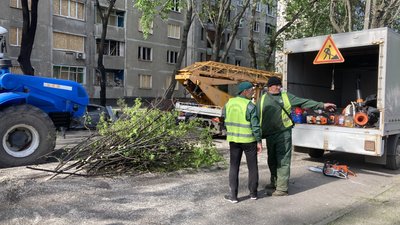 Слобідський район Харкова після ударів російських дронів, 30 квітня 2025 року Слобідський район Харкова після ударів російських дронів, 30 квітня 2025 року