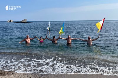 "Пункт незламності" для моржів: одесит створив мобільну лазню