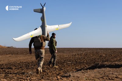 Військові 40 бригади берегової оборони несуть український безпілотник SHARK на Херсонщині