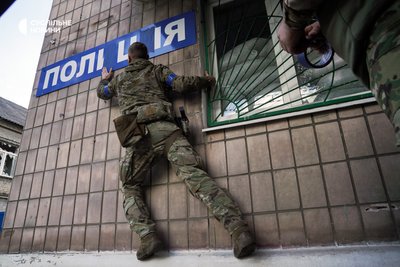 Український військовий у звільненому Лимані на Донеччині 4 жовтень 2022 року Український військовий у звільненому Лимані на Донеччині 4 жовтень 2022 року