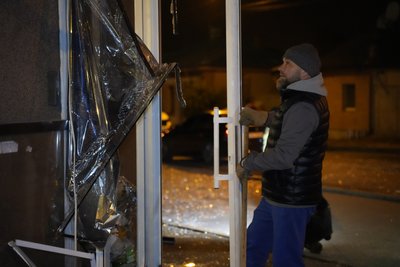 розбиті двері після обстрілу Салтівського району Харкова розбиті двері після обстрілу Салтівського району Харкова