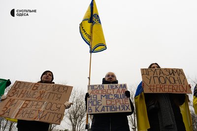 "Поверніть героїв з полону": в Одесі відбулась акція рідних українських захисників, яких утримує РФ "Поверніть героїв з полону": в Одесі відбулась акція рідних українських захисників, яких утримує РФ