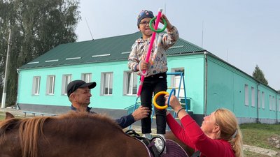 «Мені подобаються коники»: як спілкування з кіньми допомагає дітям у спецшколі на Рівненщині «Мені подобаються коники»: як спілкування з кіньми допомагає дітям у спецшколі на Рівненщині