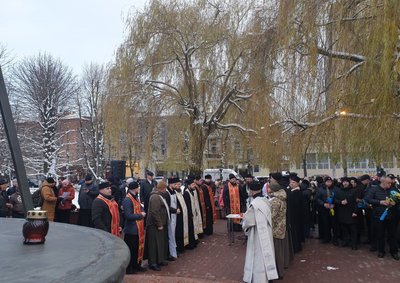 Священнослужителі відправили панахиду за померлими від голоду Священнослужителі відправили панахиду за померлими від голоду