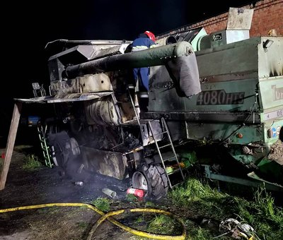 На Житомирщині горів комбайн – на гасіння пішло півтори години На Житомирщині горів комбайн – на гасіння пішло півтори години