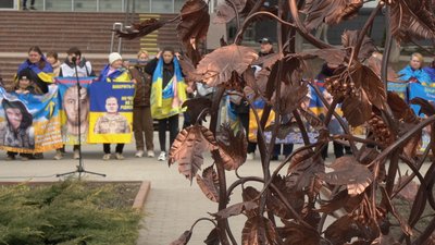 Присвятили безвісти зниклим і полоненим: у Кропивницькому встановили "Калину надії" Присвятили безвісти зниклим і полоненим: у Кропивницькому встановили "Калину надії"
