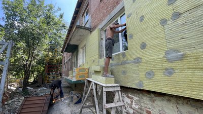 У Рогані під Харковом ремонтують будинок У Рогані під Харковом ремонтують будинок