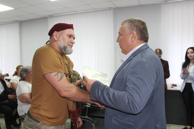 На Черкащині вручили нагороди ветеранам та родинам загиблих військових На Черкащині вручили нагороди ветеранам та родинам загиблих військових