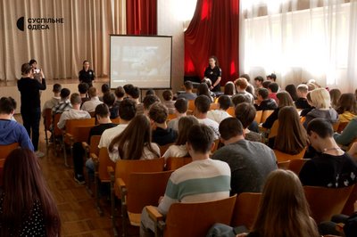 "Не пали своїх – спали ворога": лекція для школярів в Одесі