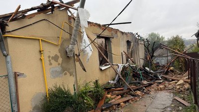 Пошкоджена стіна у будинку Пошкоджена стіна у будинку