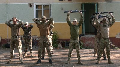 Готують молодь до війни: як у Чернівцях проходить навчання у військово-патріотичному вишколі Готують молодь до війни: як у Чернівцях проходить навчання у військово-патріотичному вишколі