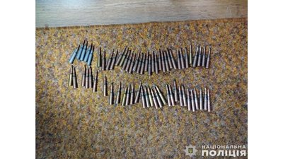 На Чернігівщині правоохоронці вилучили у чоловіка зброю, набої та наркотики