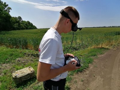 "Чим їх більше, тим більше вражаємо цілей". На Кіровоградщині інженери виготовляють FPV-дрони для фронту "Чим їх більше, тим більше вражаємо цілей". На Кіровоградщині інженери виготовляють FPV-дрони для фронту