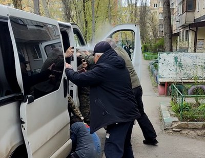 Порвали куртку та застосовували перцевий балочник: у Дніпрі сталася сутичка між військовими ТЦК та місцевими Порвали куртку та застосовували перцевий балочник: у Дніпрі сталася сутичка між військовими ТЦК та місцевими