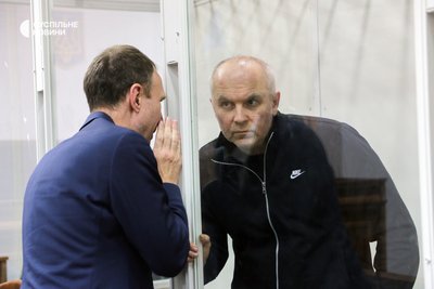 Народний депутат України Нестор Шуфрич з адвокатом під час засідання Шевченківського суду Києва, 24 вересня 2025 року Народний депутат України Нестор Шуфрич з адвокатом під час засідання Шевченківського суду Києва, 24 вересня 2025 року