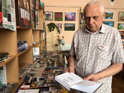 Житомирянин Олександр Кухарський зібрав близько тисячі автографів відомих людей Житомирянин Олександр Кухарський зібрав близько тисячі автографів відомих людей