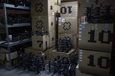 Оптоволоконні FPV-дрони на виробництві в одному з регіонів України Оптоволоконні FPV-дрони на виробництві в одному з регіонів України