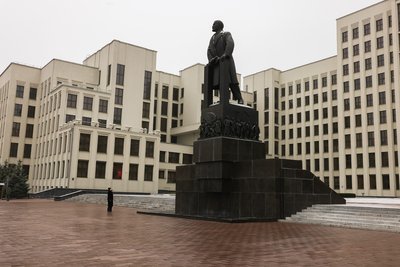 Пам’ятник Леніну на пустій площі перед будівлею білоруського уряду у Мінську Пам’ятник Леніну на пустій площі перед будівлею білоруського уряду у Мінську