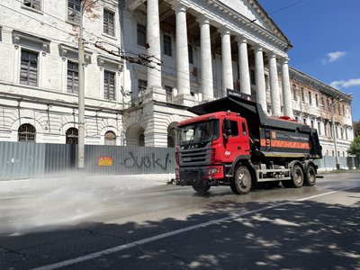 У Полтаві під час спеки щодня поливають вулиці водою