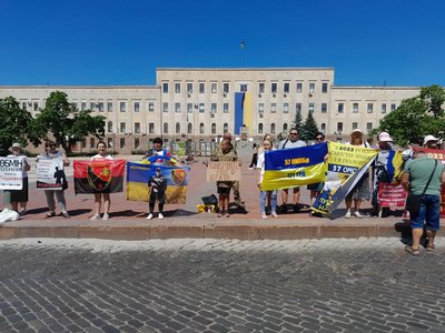 "Поверніть наших героїв додому": у Кропивницькому відбулась акція на підтримку полонених і зниклих безвісти "Поверніть наших героїв додому": у Кропивницькому відбулась акція на підтримку полонених і зниклих безвісти