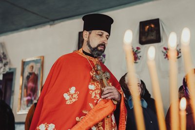 Катають яйця на могилах, кладуть цукерки й паски біля поховань та моляться: як відзначають Проводи на Сумщині Катають яйця на могилах, кладуть цукерки й паски біля поховань та моляться: як відзначають Проводи на Сумщині