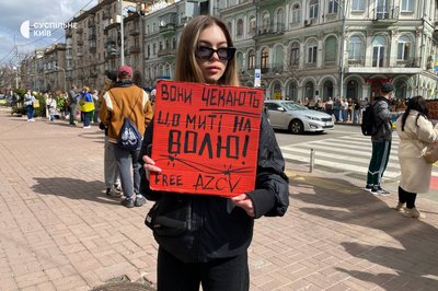 "Вони чекають щомити на волю": у Києві відбулася акція "Не мовчи, полон вбиває" "Вони чекають щомити на волю": у Києві відбулася акція "Не мовчи, полон вбиває"