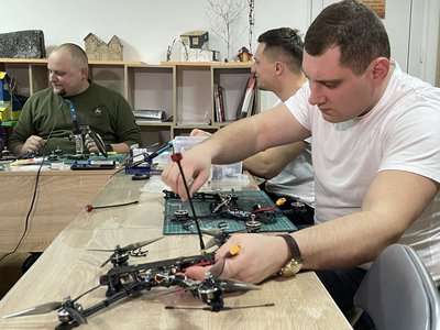 У Долині волонтери налагодили виробництво дронів У Долині волонтери налагодили виробництво дронів