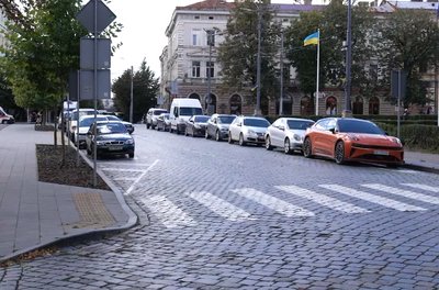 113 автівок на одне платне паркомісце — як у Чернівцях планують вирішувати проблеми з паркуванням 113 автівок на одне платне паркомісце — як у Чернівцях планують вирішувати проблеми з паркуванням